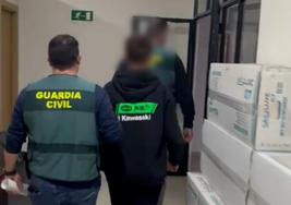 Uno de los menores detenidos en la operación policial.