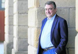 El portavoz del PNV en el Congreso, Aitor Esteban, ayer en la plaza San Juan de Irun, junto al Ayuntamiento.