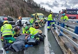 Varios heridos son atendidos en el lugar del accidente.