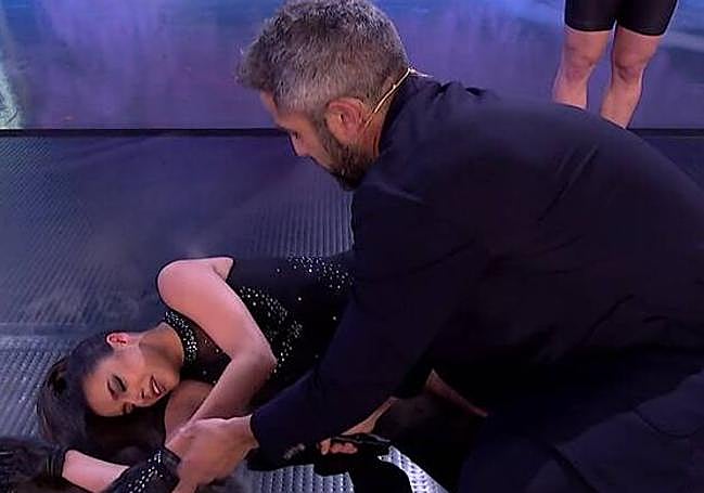 Marta Díaz en el suelo al concluir su prueba en El Desafío.