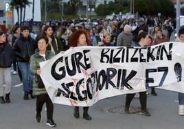 La cabecera de la manifestación con la pancarta que dice 'Gure bizitzekin negoziorik ez'.