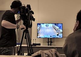 Periodistas siguen un juicio con jurado a través de una pantalla en la Audiencia de Gipuzkoa.