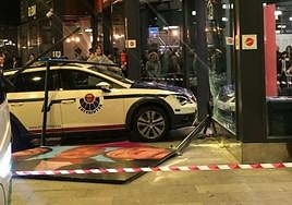 Instante en el que el coche de la Ertzaintza se empotra contra el cristal de la estación.