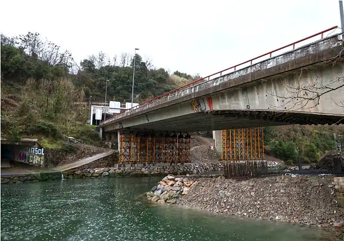 Trabajos en las columnas que sujetan el viaducto de Loiola.