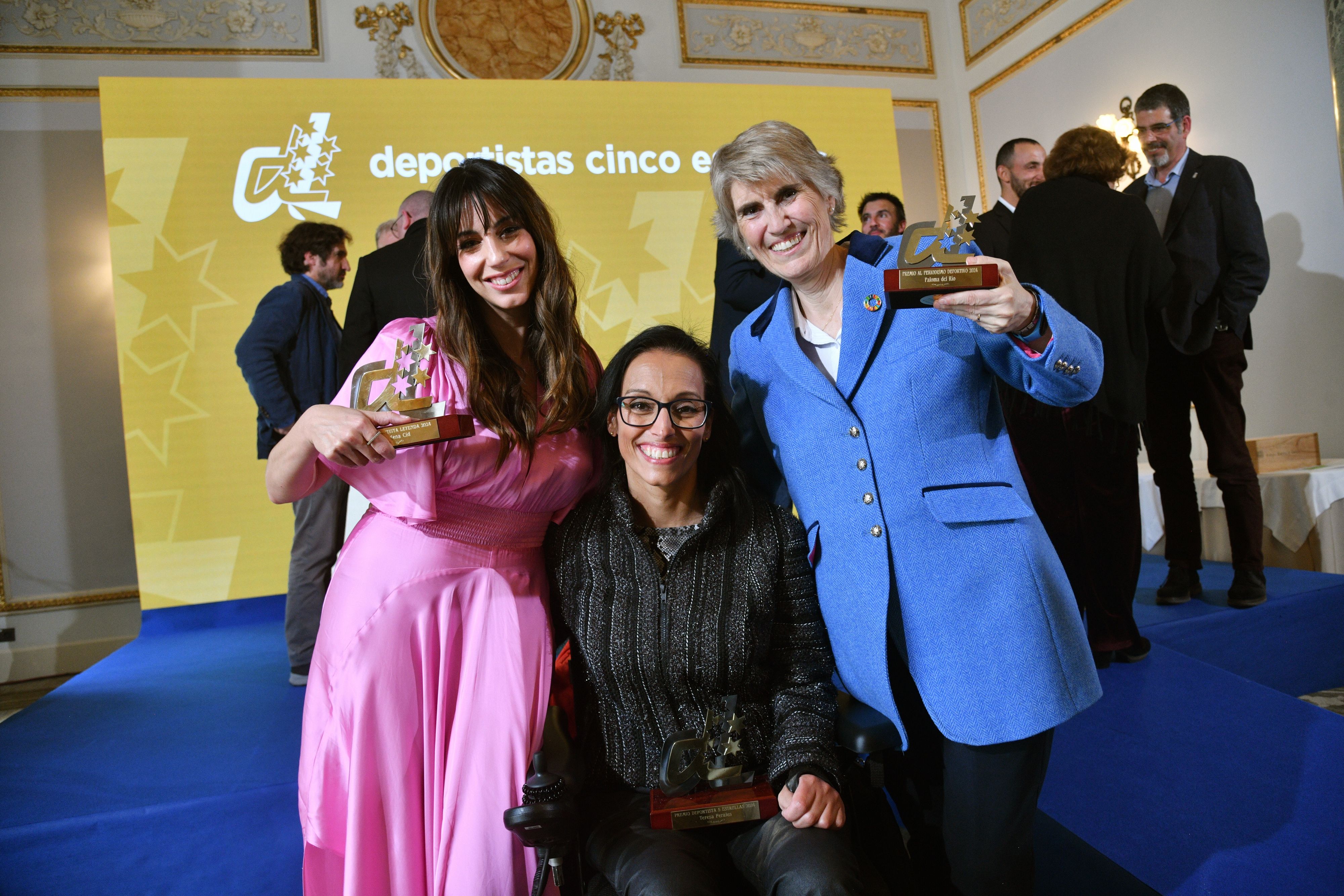 Almudena Cid, Teresa Perales y Paloma del Río posan con sus premios