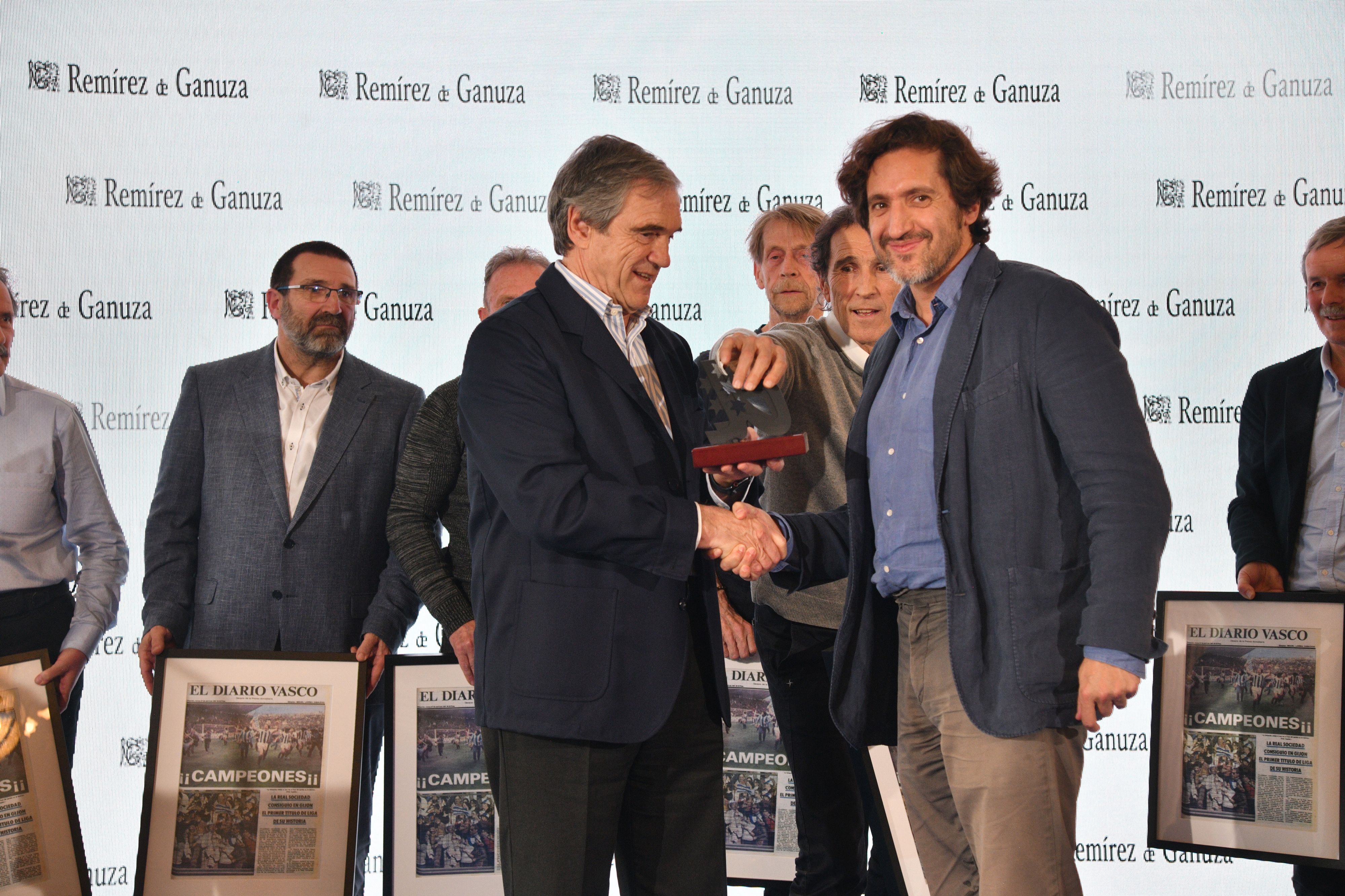 Los campeones de la liga 81/82 recibieron el premio de manos de José Urtasun, propietario de la bodega Remírez de Ganuza.