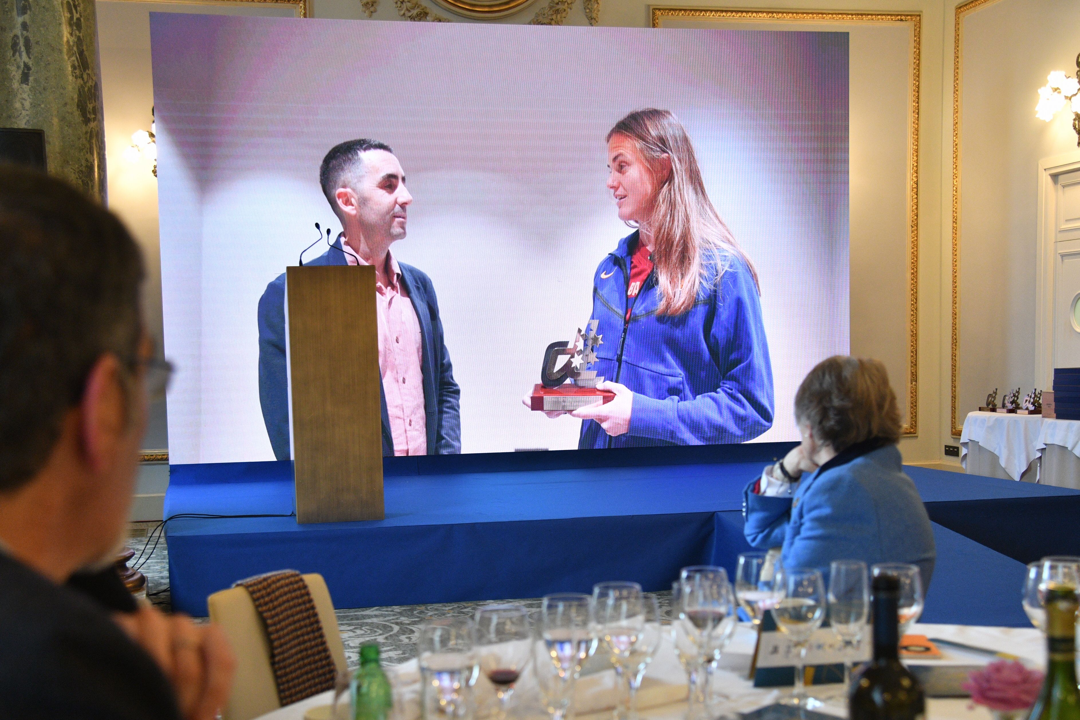 La gala arrancó con un vídeo de la entrega de su premio a Irene Paredes, de manos del jefe de Deportes de DV, Álvaro Vicente.