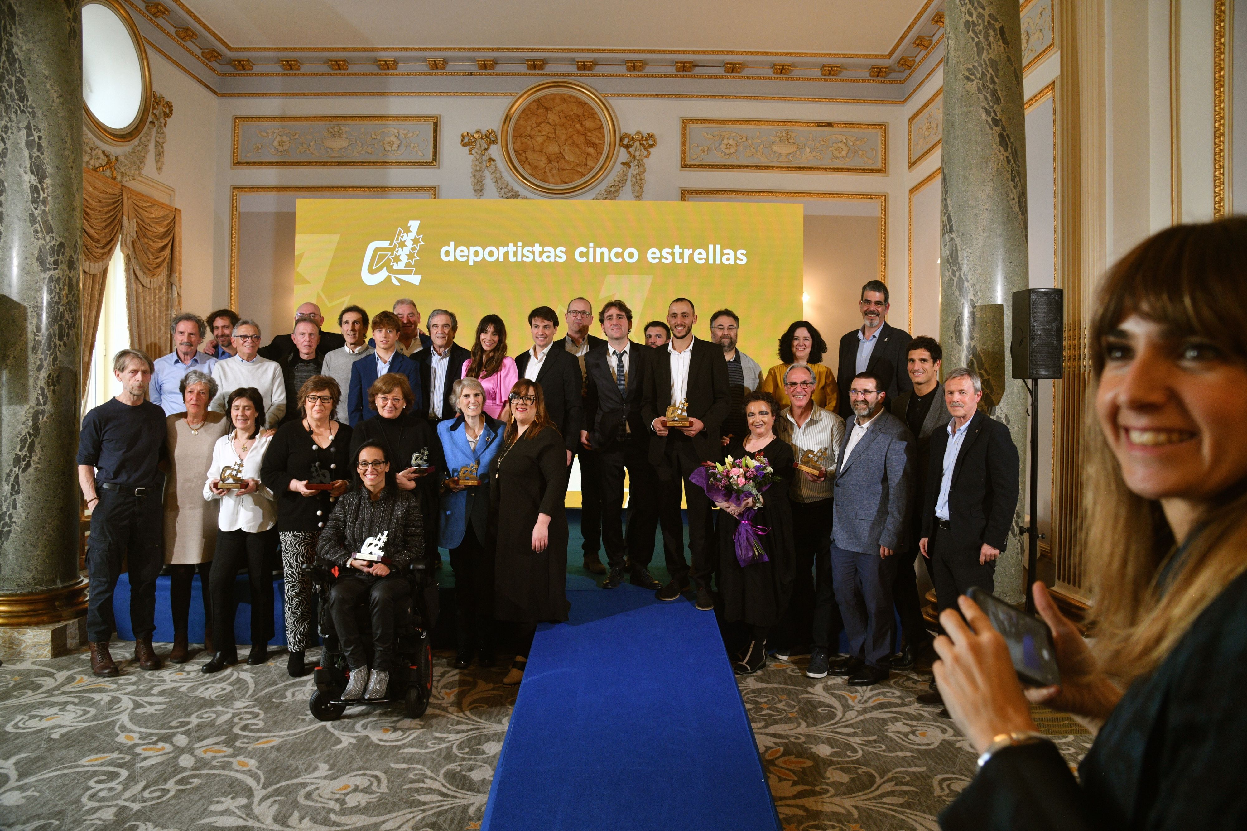 Todos los premiados, junto a organizadores y autoridades