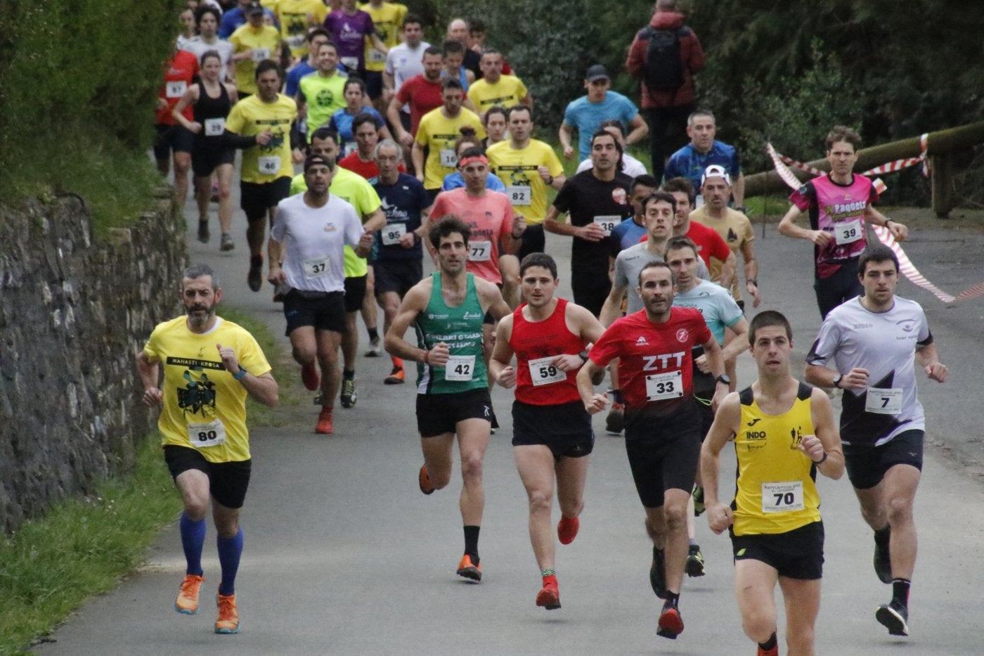 Imagen de los primeros metros de la prueba donde 88 corredores cruzaron la línea de meta.