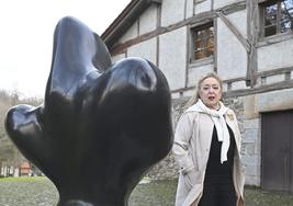 Isabelle Maeght, este lunes en Chillida Leku,junto a la escultura de JeanArp 'Le pépin géant'.
