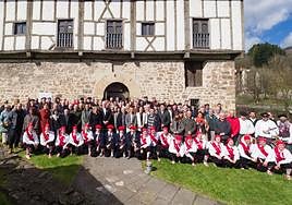 Los dantzaris, las autoridades y los familiares acompañaron al dantzari y escritor local Mikel Sarriegi en la presentación de su libro celebrada en Igartza.