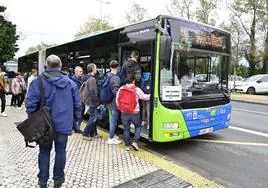 Usuarios se suben al autobús en San Sebastián en la jornada de huelga del pasado octubre.