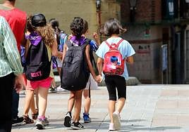 Dos niñas en los udalekus.