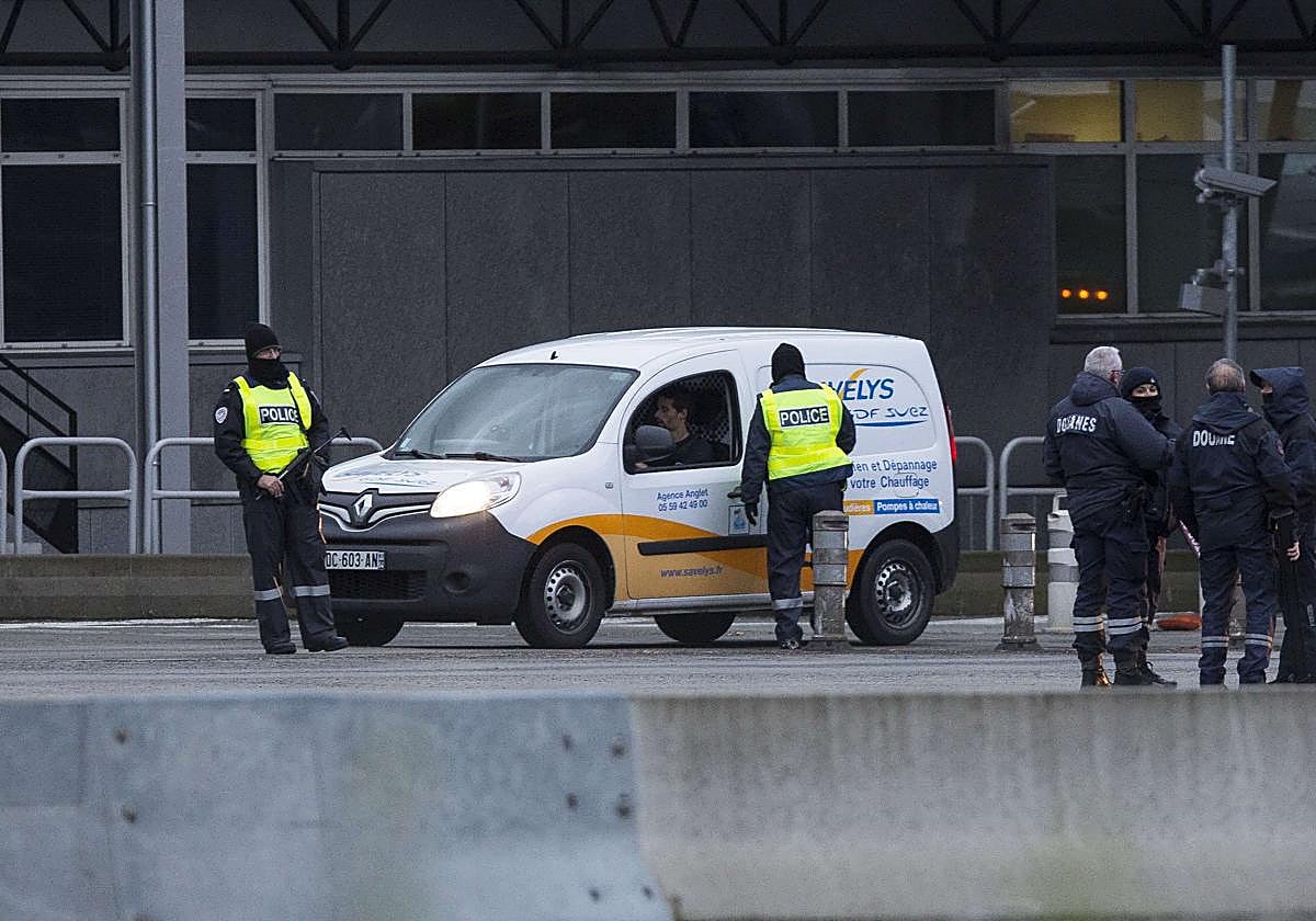 Un control de la policía francesa en el peaje de Biriatou.