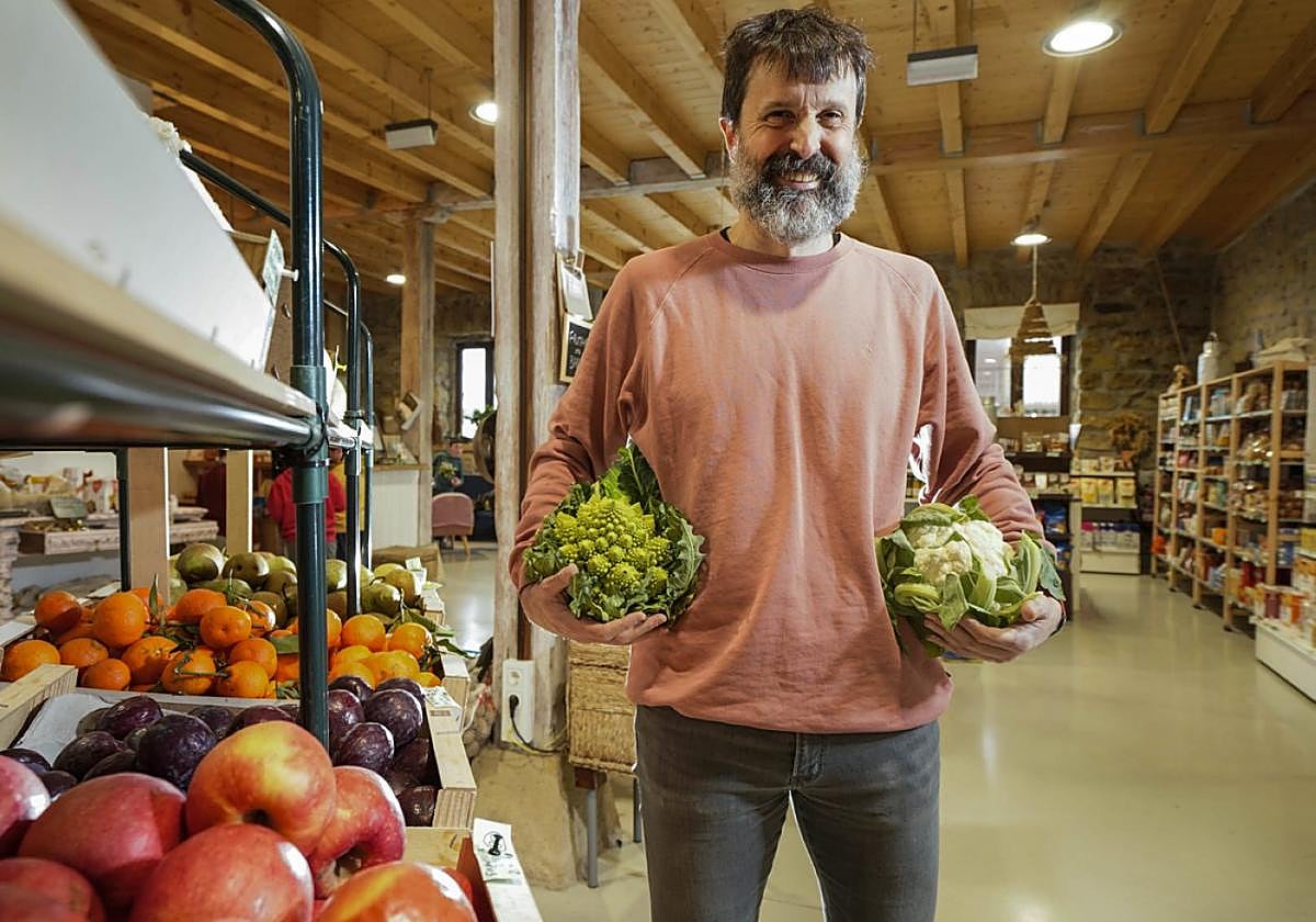 'Sindikatu' etxe zaharrean, orain 'Iko' Igeldoko Kooperatiba den horretan, Igor, produktu freskoekin.
