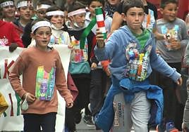 Korrika txikian Iturzaetako ikasleak lekukoarekin.