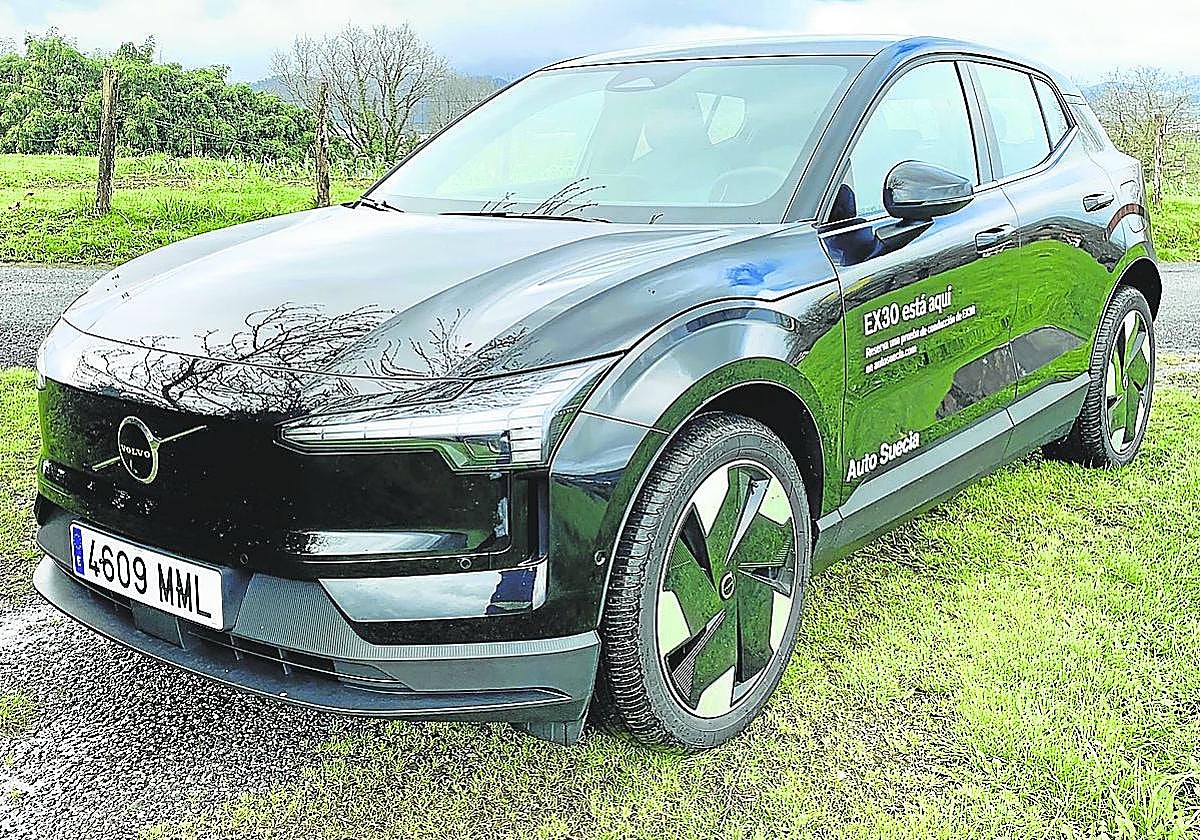 l motor del Volvo EX30 ofrece 272 CV de potencia y una batería de 49 kWh, con una autonomía de 344 kilómetros, y otra de autonomía extendida a 476 kilómetros. Ambas baterías se ofrecen con el mismo precio.