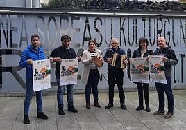 Trikiti Elkarteko kideak, udalekoa eta Jose Luis Etxeberria 'Xapre', astearte honetan Soreasun egindako aurkezpenean.