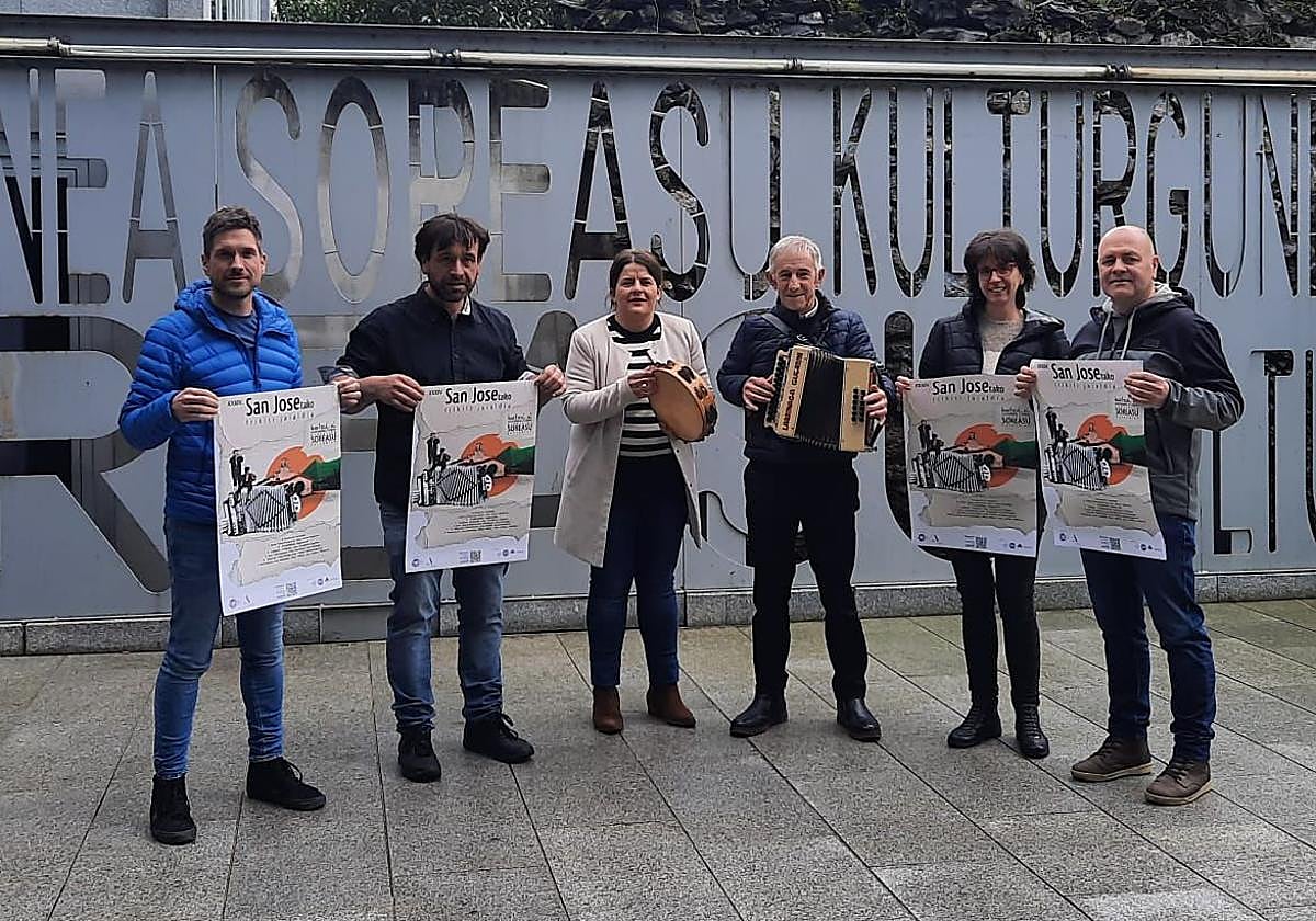 Trikiti Elkarteko kideak, udalekoa eta Jose Luis Etxeberria 'Xapre', astearte honetan Soreasun egindako aurkezpenean.