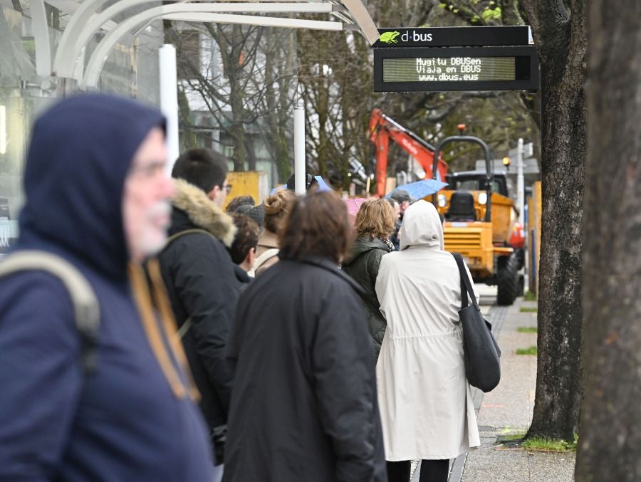 Largas colas en los autobuses donostiarras. 