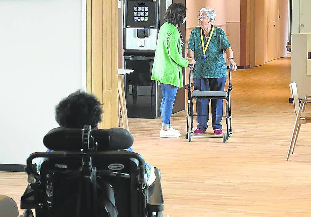 Una trabajadora habla con una usuaria en un centro de mayores de Gipuzkoa.