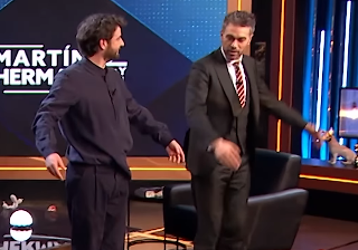 Gorka Otxoa dándole unas lecciones de aurresku a Dani Martínez.