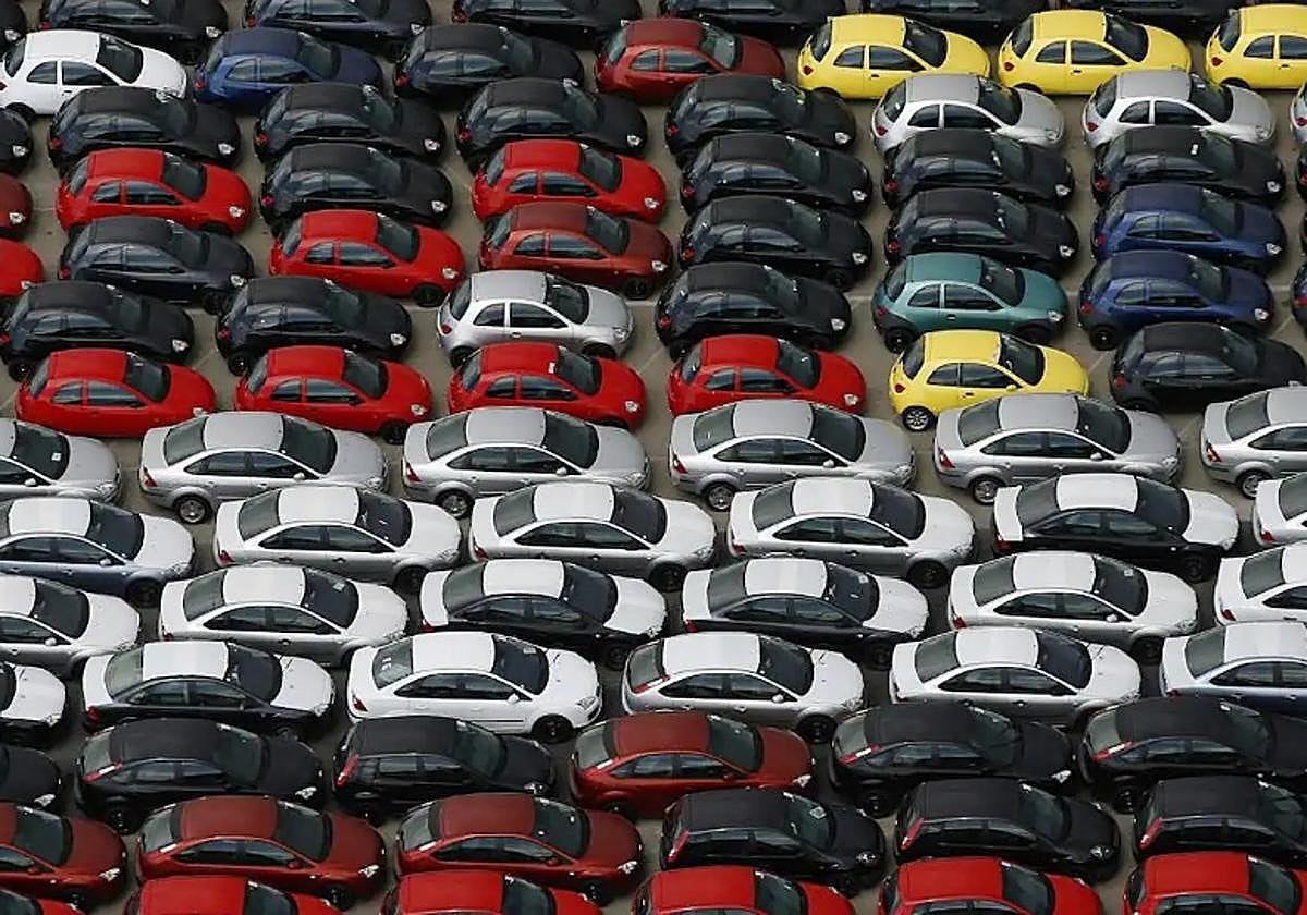 Vehículos amontonados en una fábrica.