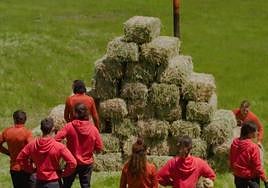La prueba de la pirámide de fardos en El Conquis.
