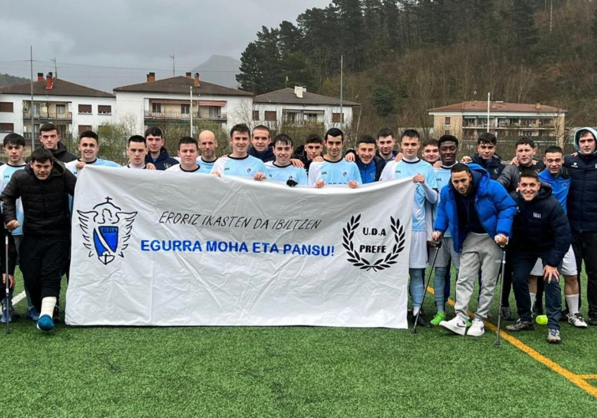 Antes del encuentro ante el Anaitasuna, los jugadores del Preferente quisieron lanzar un mensaje de ánimo a los lesionados Moha y Pansuri.