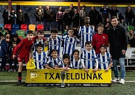 Alfredo Alogo, el más alto, forma con el equipo alevín de la Real Sociedad en el torneo que ganó en navidades en Portugalete.