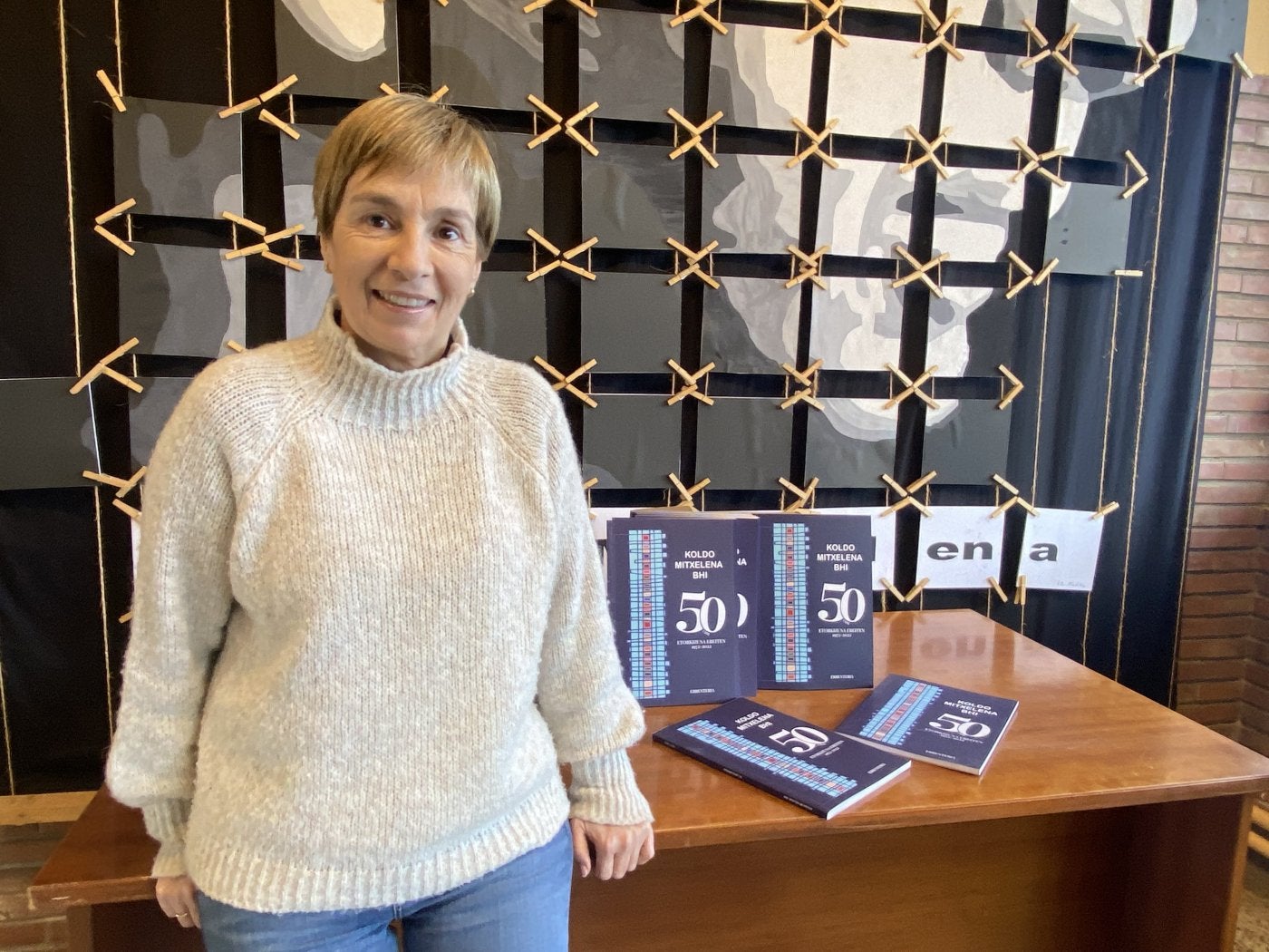 Arantxa Igartua, Koldo Mitxelena BHIko Zuzendaria, 50. urteurrenaren liburuarekin.