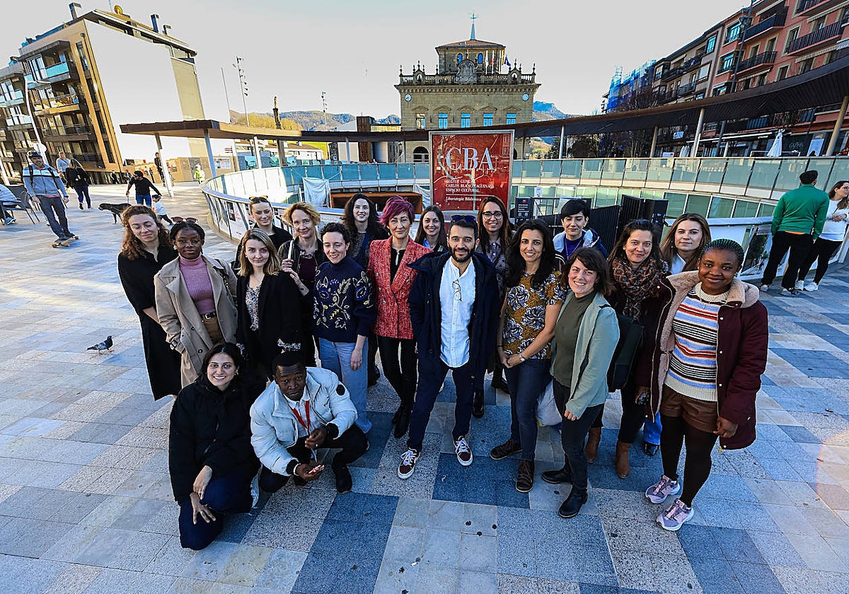 Representantes de las siete organizaciones reunidas ayer y hoy en la comarca de Bidasoa para analizar la trata de seres humanos en las fronteras, posan en la plaza San Juan.