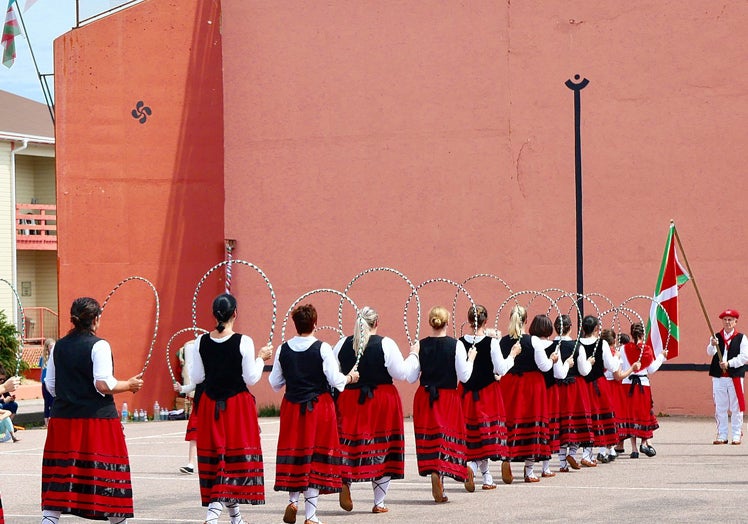 Celebración de las fiestas vascas en el frontón de San Pedro y Miquelón