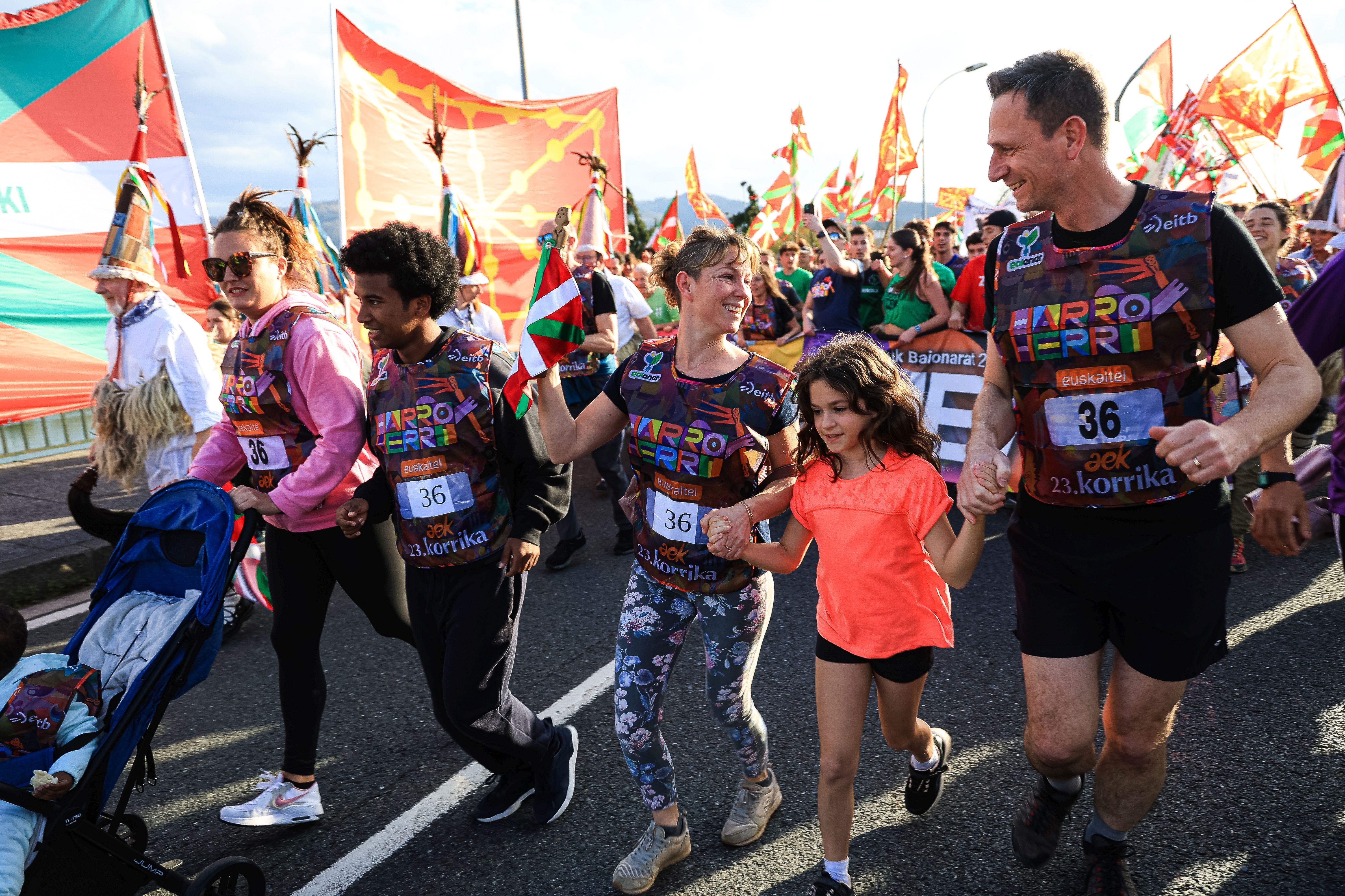 «Korrikari poza dario batetik eta bestetik»