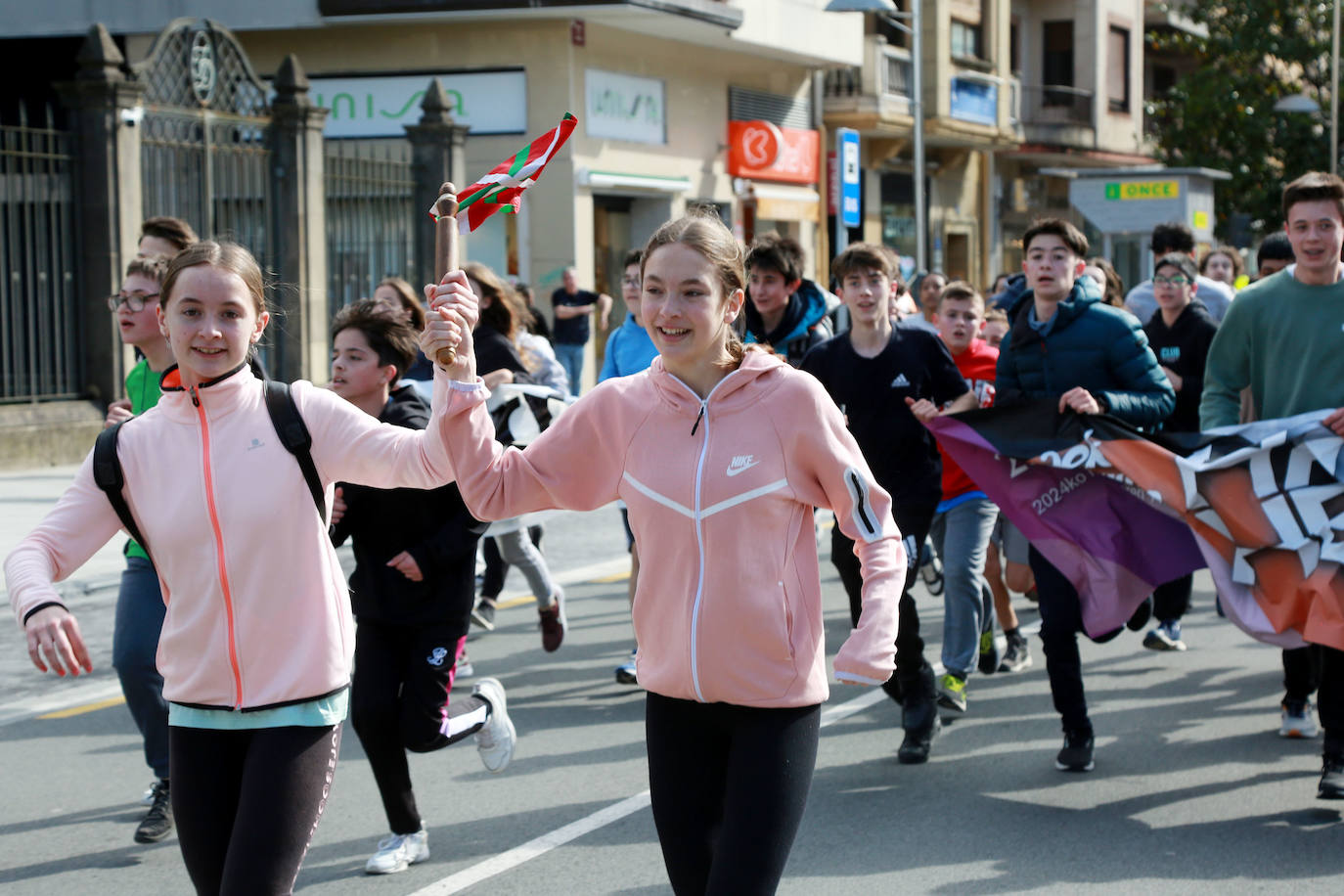 Ehundaka ikasle Gazte Korrikarekin gozatzen