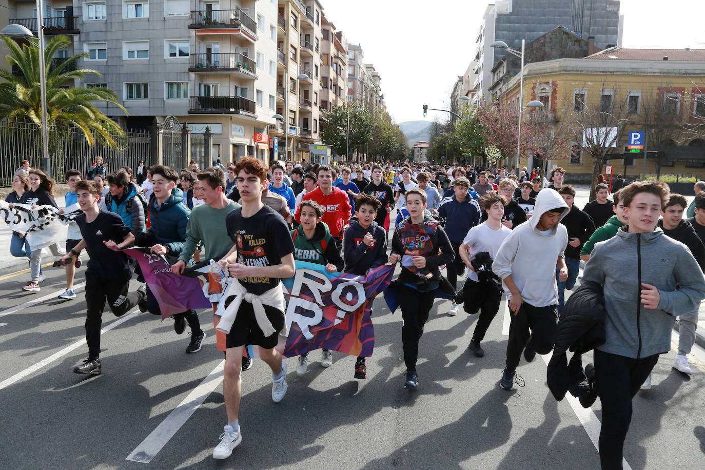 Ehundaka ikasle Gazte Korrikarekin gozatzen