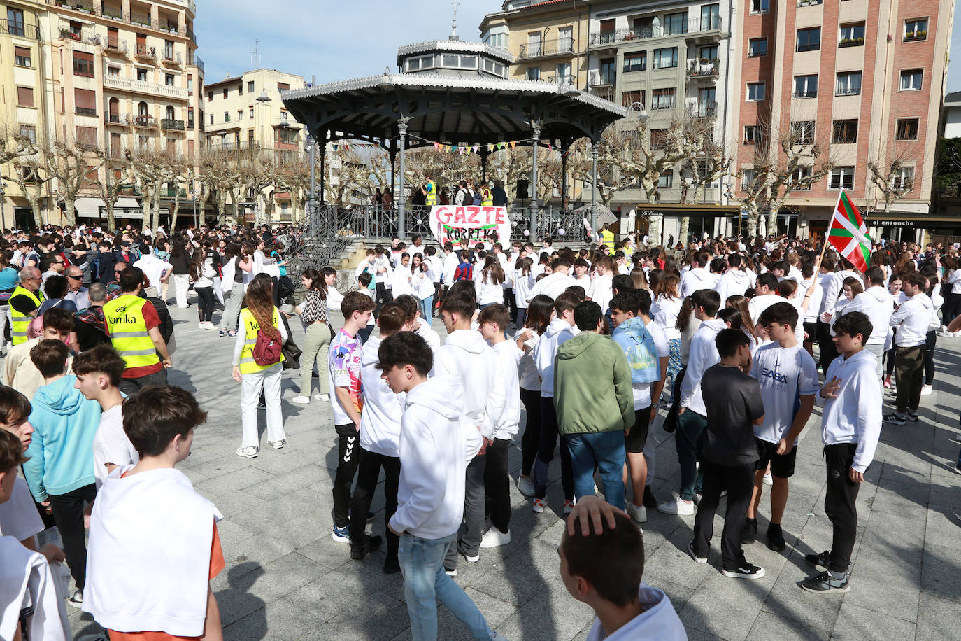 Ehundaka ikasle Gazte Korrikarekin gozatzen