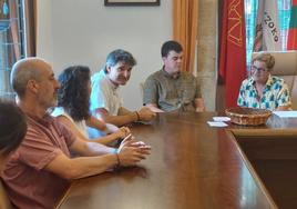 El alcalde Mikel Arruti rodeado de buena parte de los miembros del equipo de Gobierno municipal.