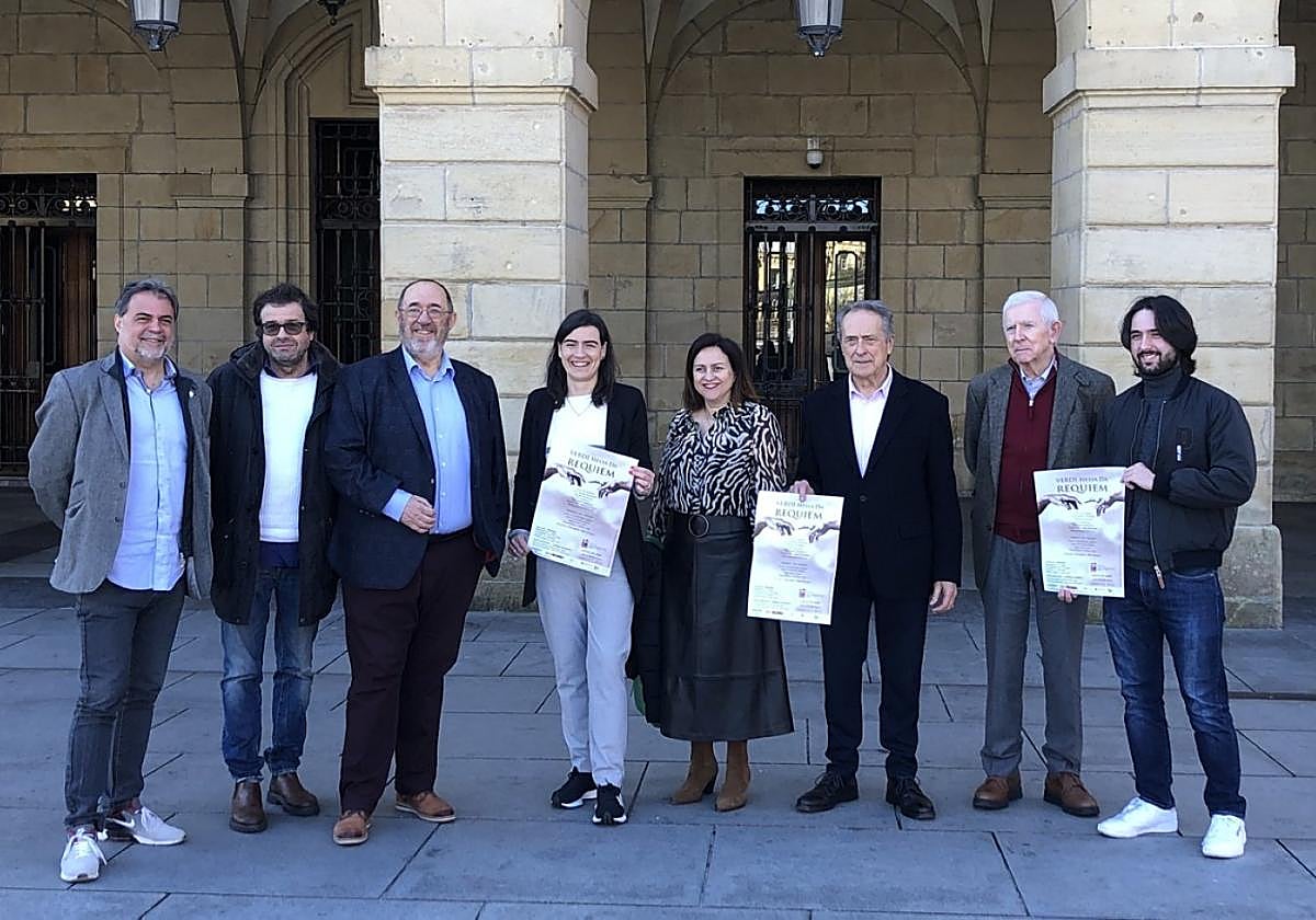 Nuria Alzaga, Angel Pazos, Aldo Salvagno, Mikel Martínez y representantes de los coros.