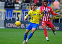 Robert Navarro protege el balón ante el acoso de un rival.
