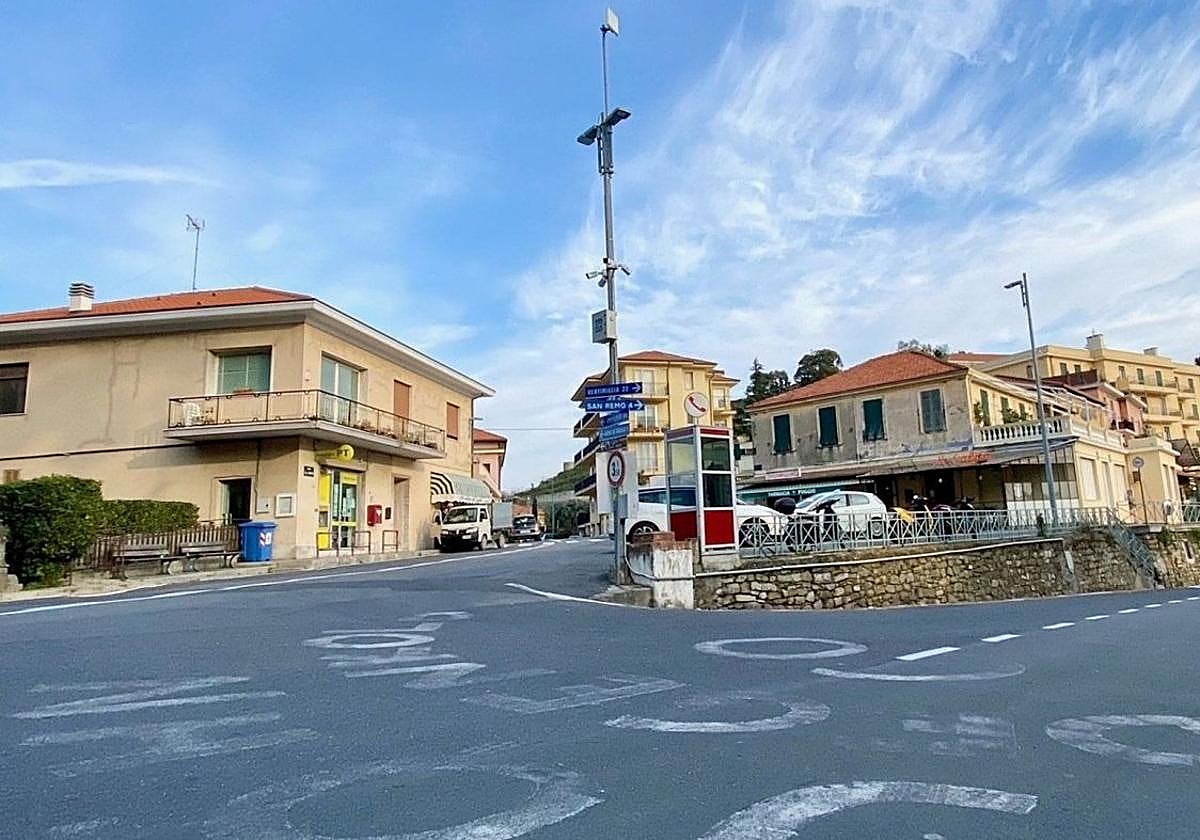 La curva del Poggio, con la cabina, donde se inicia la bajada hacia San Remo.