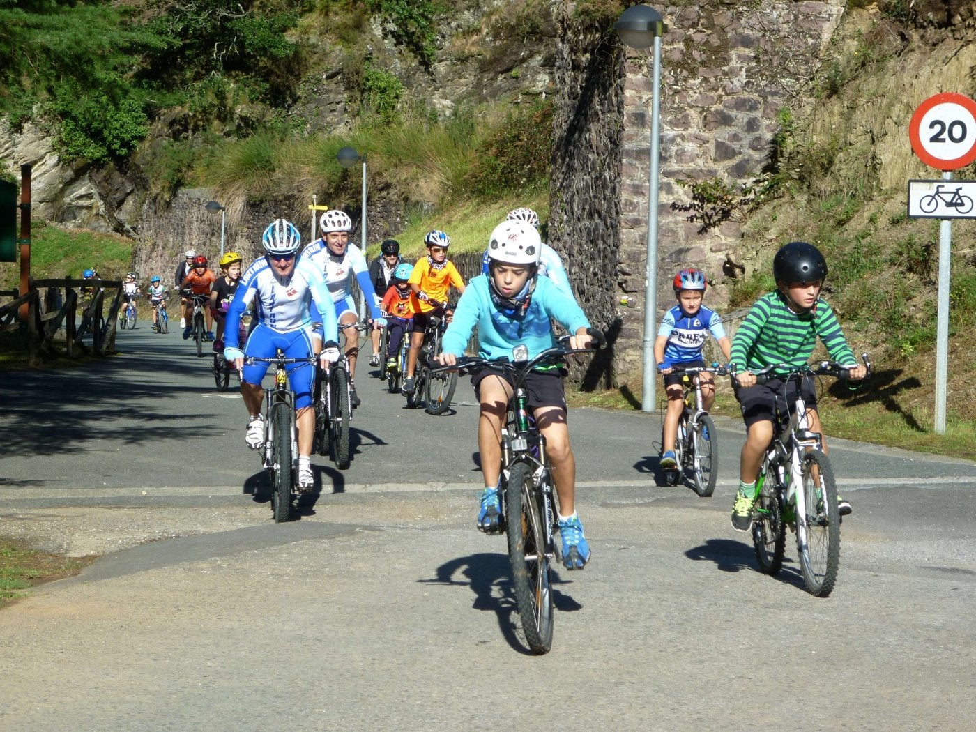 Varias familias recorriendo la Vía Verde de Arditurri sobre dos ruedas.