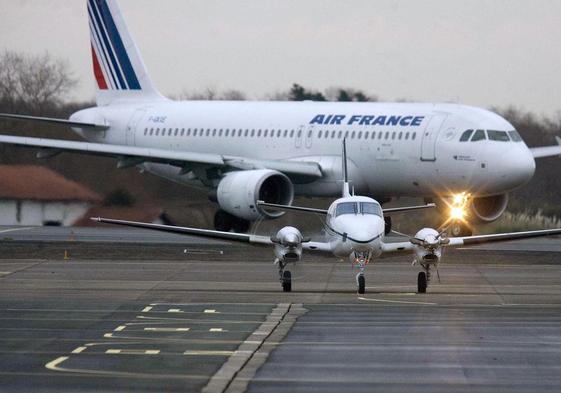 Un avión privado y otro de la compañía Air France aterrizan en el aeropuerto de Biarritz