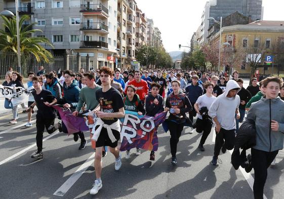 Gazte Korrika Irungo kaleetan barrena ostegun goizean.