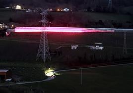 El invernadero de Urnieta emitía una potente luz rosada este viernes al anochecer.