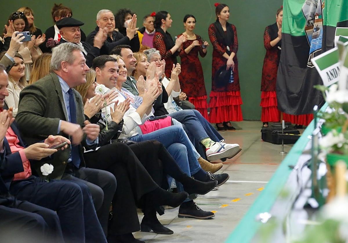 Pradales, en el centro, aplaude en el día de Andalucía celebrado este sábado en Sestao.