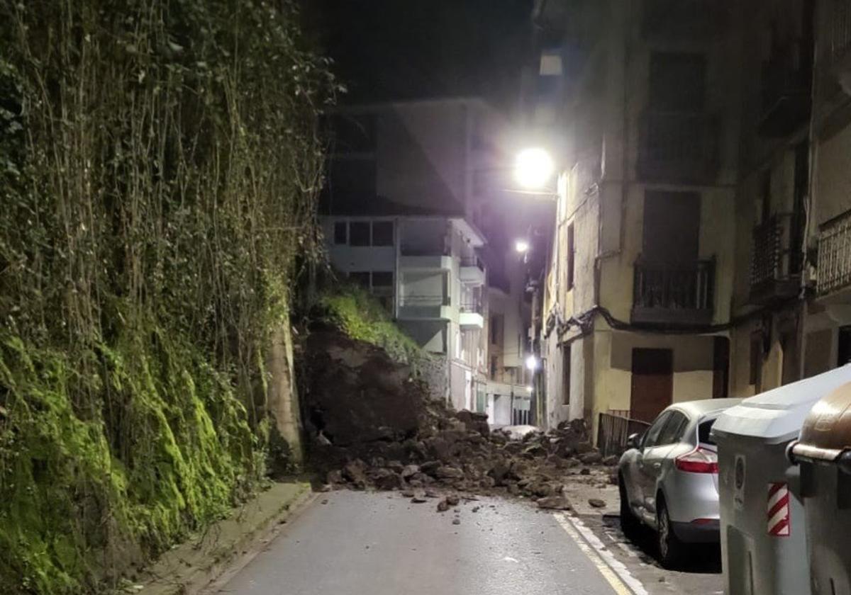 La calle Atxuri ha quedado intransitable tras el desprendimiento.