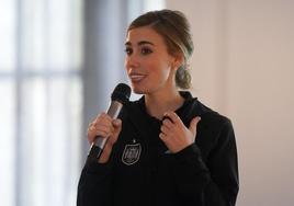 Gabriela Retana posa con la camiseta de la selección femenina de fútbol en la que es la nutricionista.