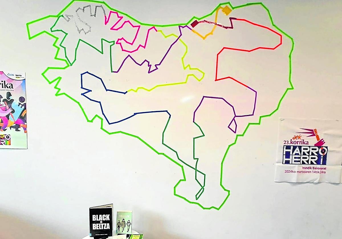 23. Korrika ibilbidearen mapa, bertsio fisikoan, Lekuona Fabrikako 0. solairuan dago.