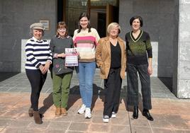 Intengrantes de la asociación y la delegada presentaron el programa de la Escuela Feminista.